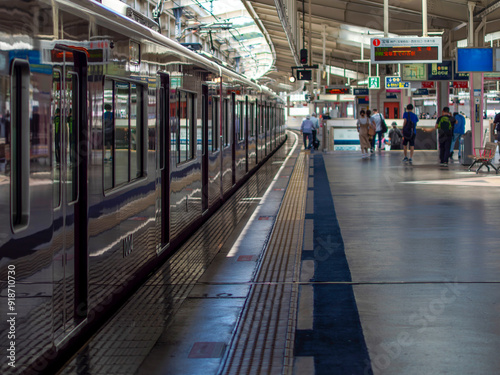 電車が止まる駅のホーム