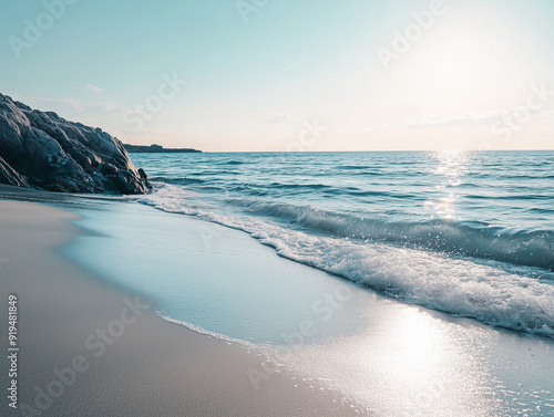 Spiaggia deserta all'alba, mare calmo. Paradiso terreste