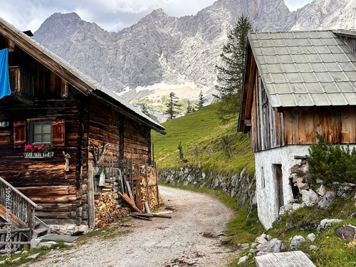 Malerische Häuser vor Bergpanorama