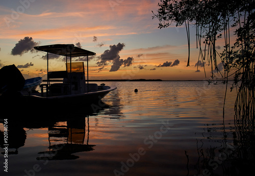 Hermoso atardecer en la Laguna Nichupté, Cancún, México.