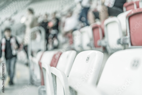 Stadion piłkarski, trybuna z kibicami w tle