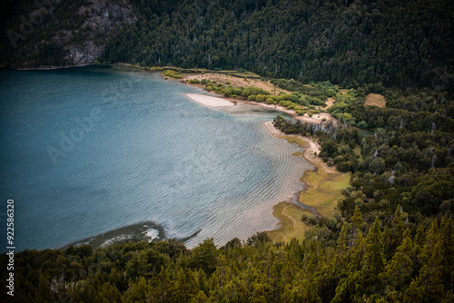 Paisajes increíbles del Parque Nacional Los Alerces en la Patagonia Argentina con vista de los lagos y las imponentes montañas