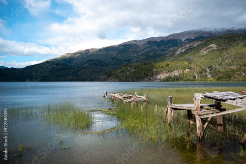 Paisajes increíbles del Parque Nacional Los Alerces en la Patagonia Argentina con vista de los lagos y las imponentes montañas