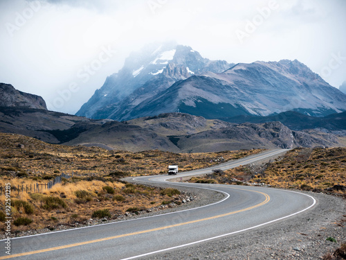 Paisajes de la Patagonia Argentina donde se pueden ver los caminos, las rutas y los senderos entre montañas nevadas y paisajes increíbles. Montañas, lagos y bosques mágicos. 