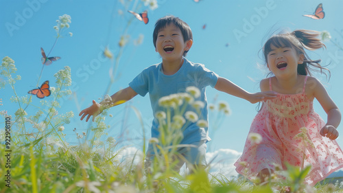 蝶を追いかける日本人の子ども