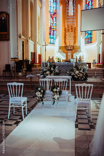 kościół przygotowany do ceremonii ślubnej