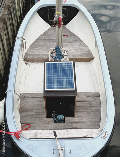 Solarpanel auf einem kleinen Boot