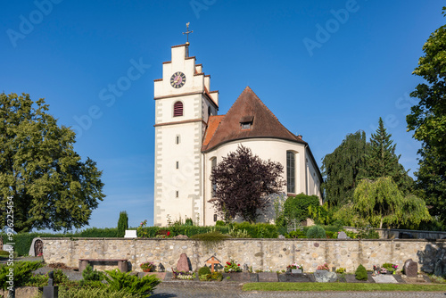 Die Kirche St. Johann und Vitus in Horn auf der Halbinsel Höri