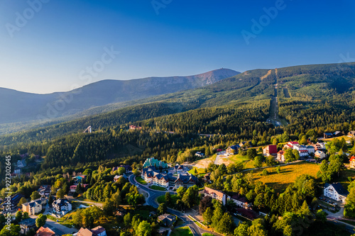 Karpacz, miasto turystyczne w górach. Polska, Sudety latem, panorama z lotu ptaka.