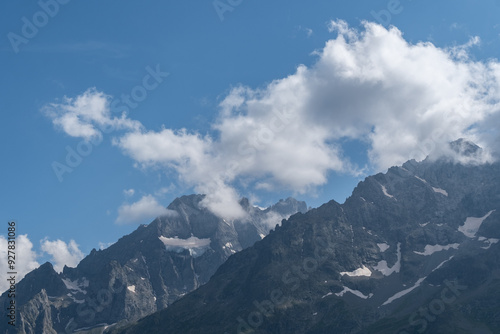 Des sommets de montagnes dans les Hautes Alpes