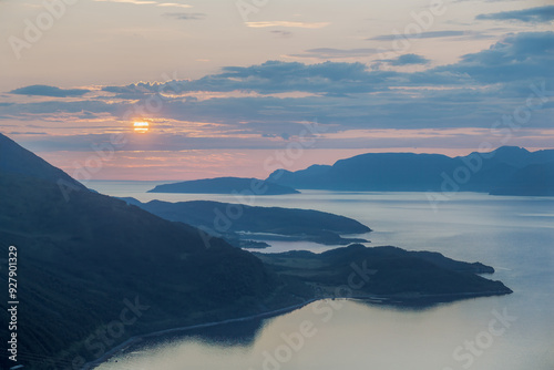 Mitternachtssonne am Kvaenangen Fjord in Norwegen