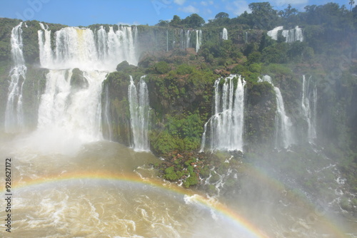 ブラジル側から見た大迫力のイグアスの滝と虹