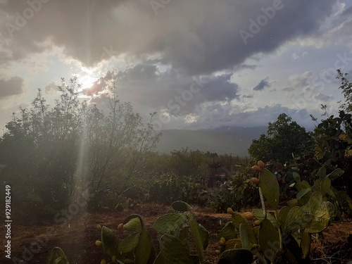 Il sole sbuca tra le nuvole dopo la pioggia.