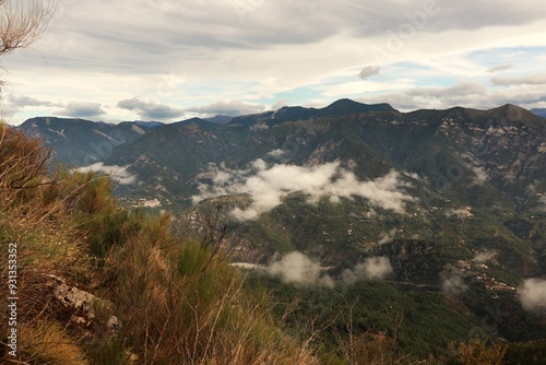 Montagnes du sud de la France vu depuis le sommet du mont Vial à 1600 mètre d'altitude