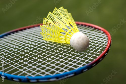 Badminton, rakietka i lotka.