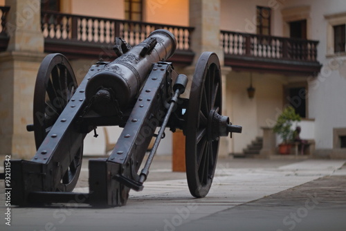 Stara armata na dziedzińcu