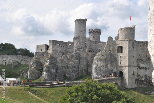 zdjęcie średniowiecznych ruin zamku Ogrodzieniec, Polska