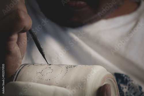 Pincel visto de cerca pintando sobre barro