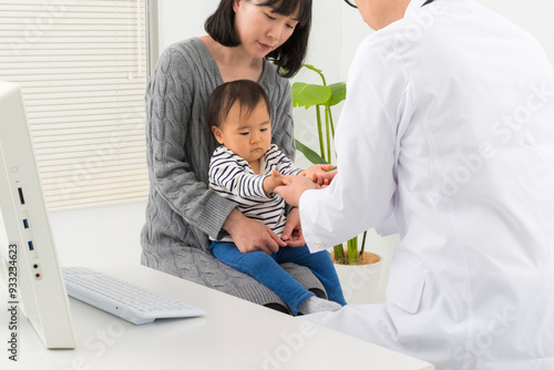 内科を受診する子供