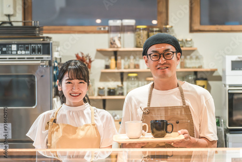 カフェや喫茶店で働くホールスタッフ・レストランを経営する夫婦 