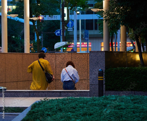 夕方のオフィス街で帰宅する女性会社員の姿