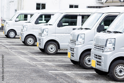 駐車場に並ぶ軽自動車