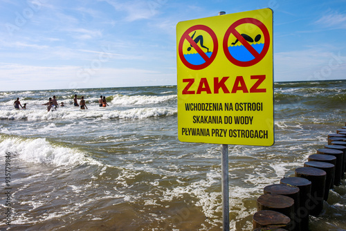 Ludzie na plaży podczas wypoczynku