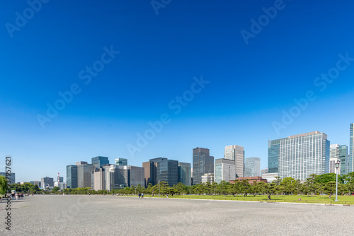 Quartier de Ginza vu des jardins impériaux