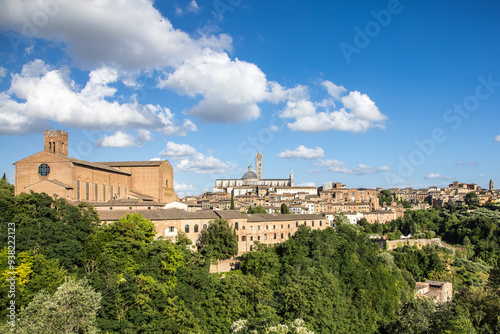 Ogólna panorama Sienny w letnie pochmurne popołudnie