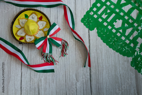 Sombrero de mariachi mexicano pequeño, cinton con colores de la bandera mexicana , para adornos para fiestas patrias mexicanas