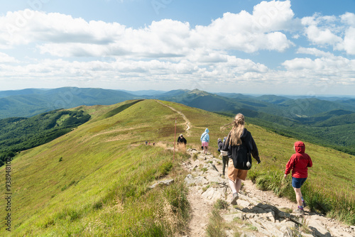 Turystyka górska, kobieta w górach, wędrówka z Tarnicy na Szeroki Wierch w Bieszczadach wysokich, Polska