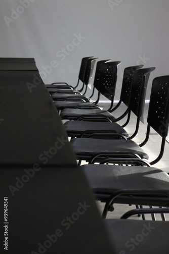 Sala de conferencia con sillas y mesa negra