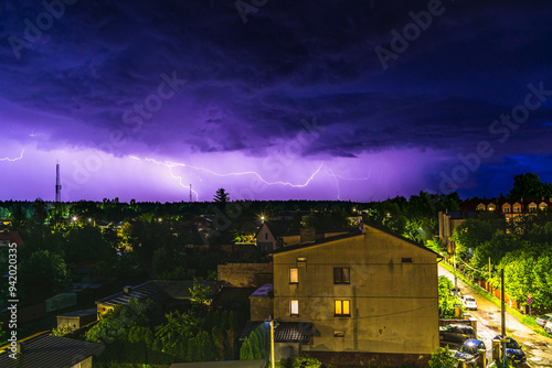 Burzowe niebo nad nocnym miastem z piorunami