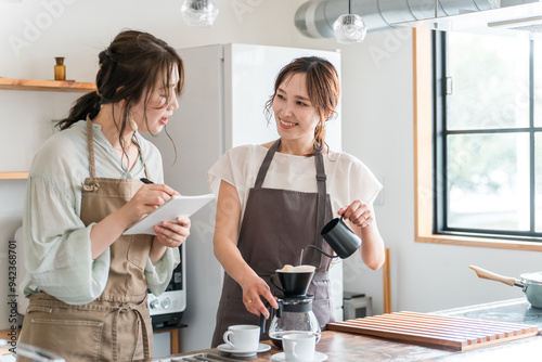 コーヒー教室・珈琲スクールでコーヒーの淹れ方を教える講師の女性と生徒の女性 