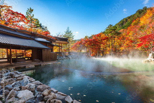 紅葉に染まる温泉