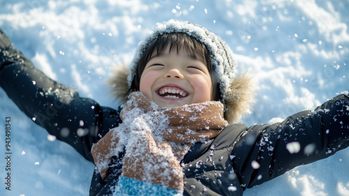 雪遊びをする少年