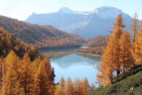 monti e lago in autunno