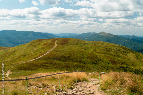 Widok na Połoninę Caryńską i Połoninę Wetlińską z Szerokiego Wierchu. Bieszczady, Szeroki Wierch, Polska