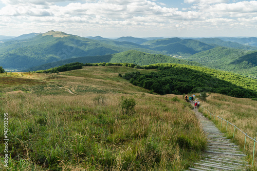 Widok na Połoninę Caryńską i Połoninę Wetlińską z Szerokiego Wierchu. Bieszczady, Szeroki Wierch, Polska