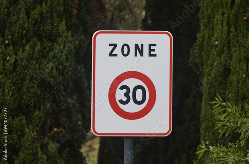 Panneau de signalisation : zone à vitesse limitée à 30kmh.