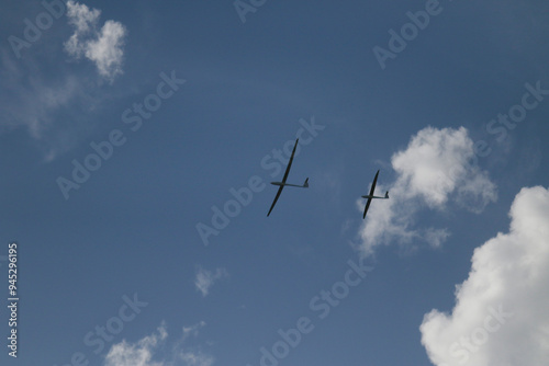 Planeur et un drone en vol