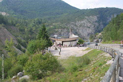 La chiesa di Sant'Antonio da Padova nei pressi della diga del Vajont a Erto e Casso in provincia di Pordenone, Friuli-Venezia Giulia, Italia.