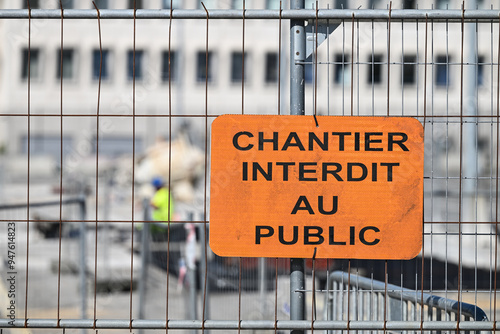 chantier travaux interdit public sécurité grille 