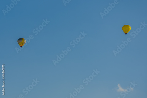 Zwei Heißluftballon am blauen Sommerhimmel