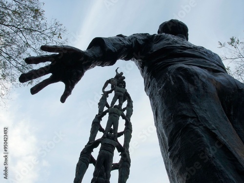 Escultura de Castellers en Tarragona. Metal y cultura tradicional