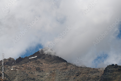 montagna cima nuvole 