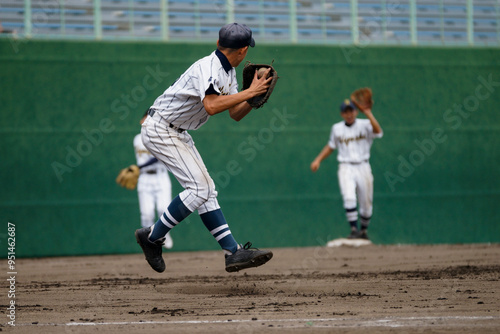 ボールを投げる野球選手