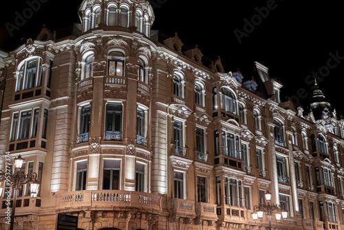 Fotografía nocturna del edificio Santa Lucia iluminado por la noche en la ciudad de Oviedo, España