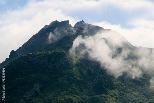 雲巻く鳥海山新山