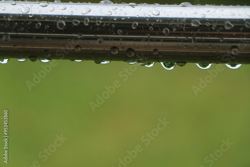 雨降り後の物干し竿